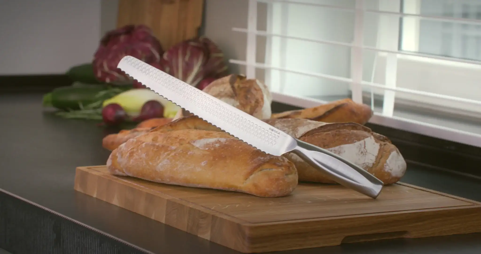 Waarom dit het ideale broodmes voor jou is: • Speciaal ontwerp: Afgeronde kartels zorgen ervoor dat de structuur van je eten tijdens het snijden intact blijft, perfect voor brood en fijne groenten. • Soepel snijden: Uniek wafelpatroon vermindert weerstand, voor een moeiteloze snijervaring. • Comfortabele grip: Ergonomisch handvat en verhoogde positie bieden ruimte voor je knokkels, waardoor je volledige controle en comfort ervaart. • Geoptimaliseerd gebruik: De minimalistische bolster maakt volledig gebruik van de lengte van het lemmet mogelijk, terwijl het ergonomische handvat voor ideale grip zorgt. Met de levenslange garantie biedt BOSKA kwaliteit waar je op kunt vertrouwen. Dit gekartelde broodmes is daarom niet alleen een praktische toevoeging aan je keukengerei, maar ook het perfecte geschenk voor iedereen die van koken houdt.